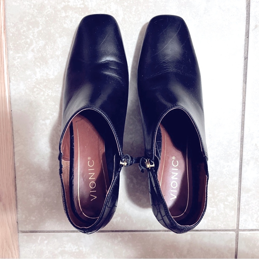 VIONIC LINDS LEATHER CROC ANKLE BOOTIES Size 7.5 Black Zip Block Heel